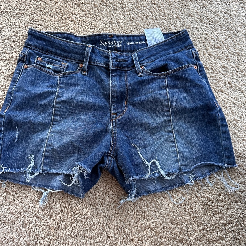 Signature Levi’s Modern shorts